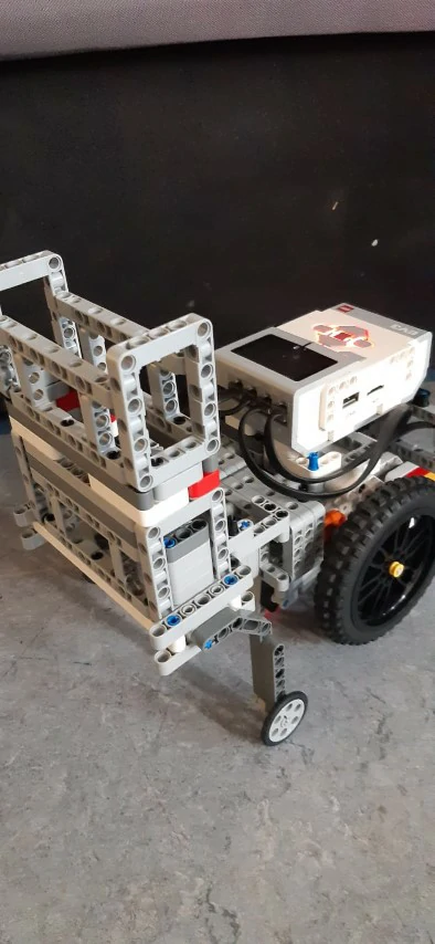 Robot s nástavcem na převoz kontejnerů