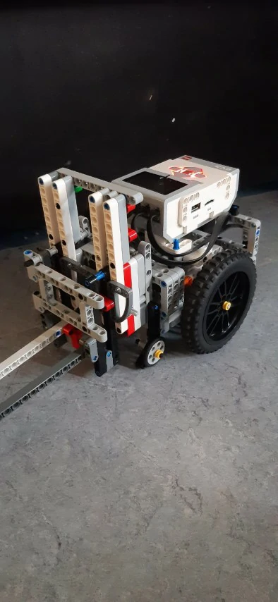 Robot s nástavcem na zdvihání kontejnerů a ostatní věci